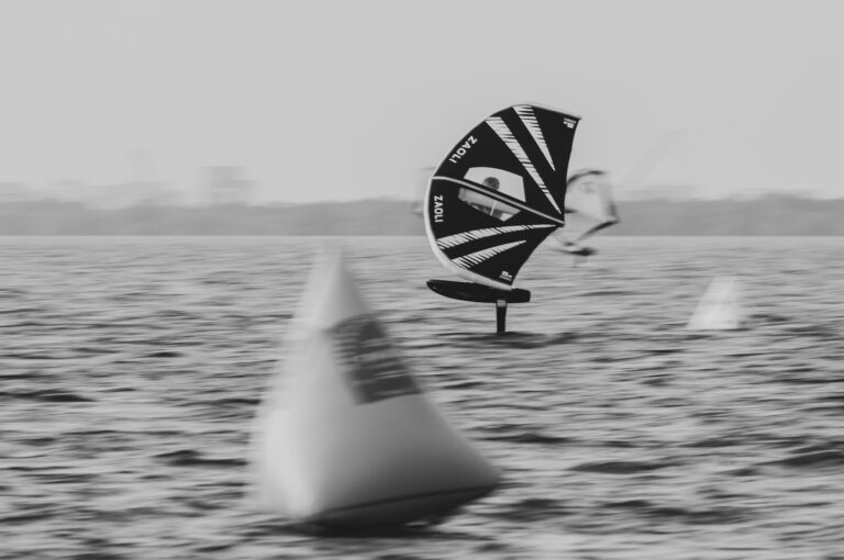 Image for Leaders claw back deficits in tight Abu Dhabi battles